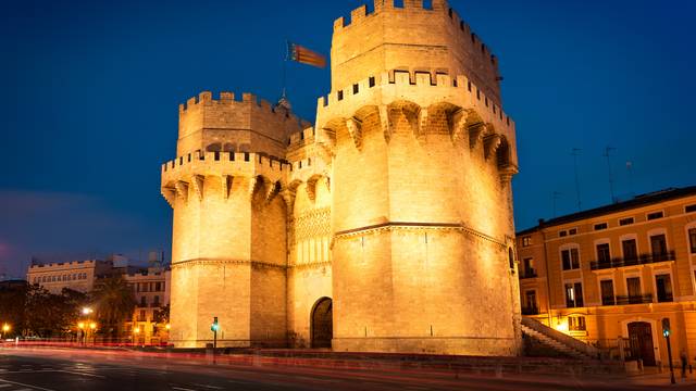 Beleuchtetes mittelalterliches Stadttor Torres de Serranos in Valencia bei Nacht